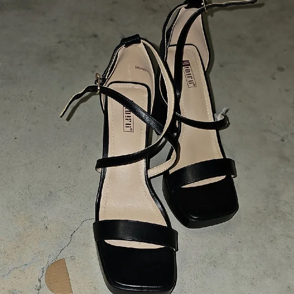 Nwot Black Platform Strappy Heels - Picture 3 of 7